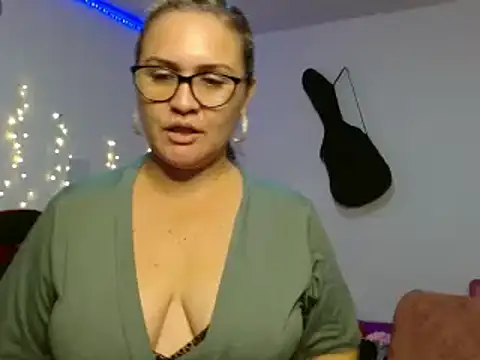Snapshot of helenca43 chatting on 6, 2, 2025 helenca43 online show from 6, 2, 2025