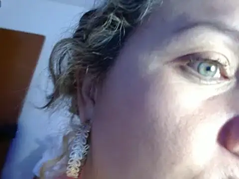 Snapshot of helenca43 chatting on 17, 2, 2025 helenca43 online show from 17, 2, 2025