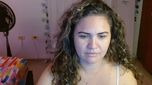 Snapshot of helenca43 chatting on 10, 9, 2025 helenca43 online show from 10, 9, 2025