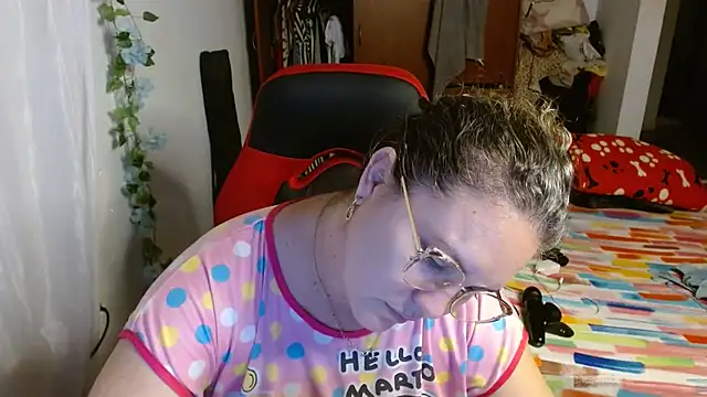 Snapshot of helenca43 chatting on 9, 10, 2025 helenca43 online show from 9, 10, 2025