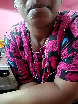 Snapshot of Renuma chatting on 4, 10, 2025 Renuma online show from 4, 10, 2025