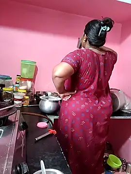 Snapshot of Renuma chatting on 8, 10, 2025 Renuma online show from 8, 10, 2025