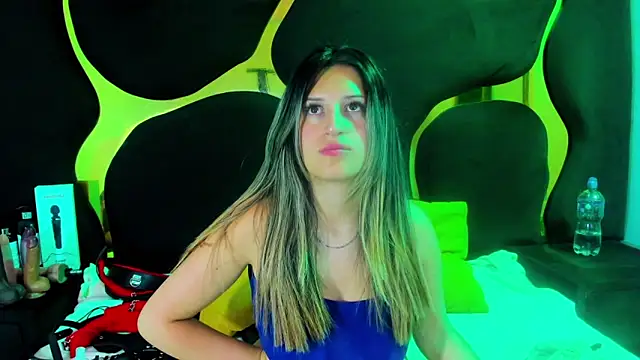 Snapshot of GiaRoussel chatting on 3, 12, 2025 GiaRoussel online show from 3, 12, 2025