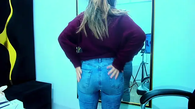 Snapshot of GiaRoussel chatting on 5, 12, 2025 GiaRoussel online show from 5, 12, 2025