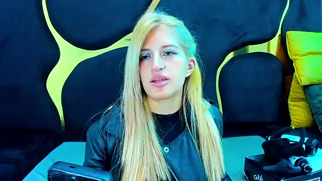 Snapshot of GiaRoussel chatting on 19, 12, 2025 GiaRoussel online show from 19, 12, 2025