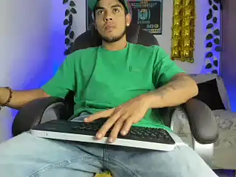 Snapshot of mikee_scooth chatting on 19, 1, 2025 mikee scooth online show from 19, 1, 2025