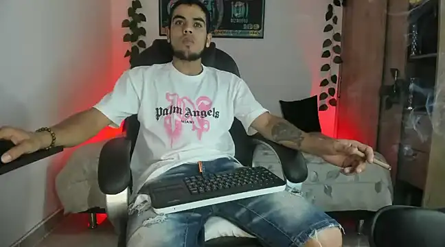 Snapshot of mikee_scooth chatting on 15, 2, 2025 mikee scooth online show from 15, 2, 2025