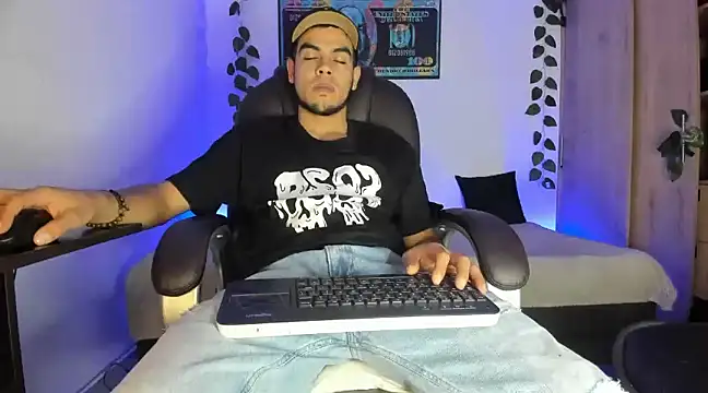 Snapshot of mikee_scooth chatting on 8, 3, 2025 mikee scooth online show from 8, 3, 2025