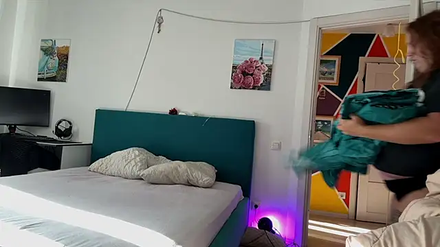 courteous raspberrry online show from 25, 9, 2025