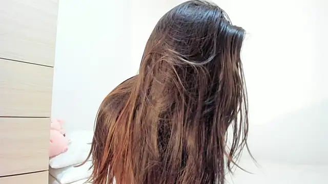 Elle Lee  online show from 18, 11, 2025