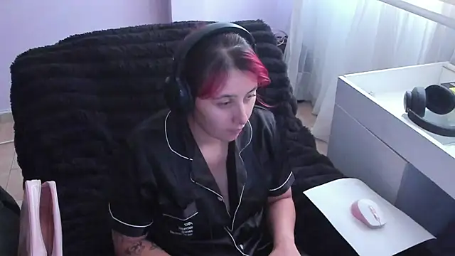 Snapshot of bonnie_moon_ chatting on 11, 10, 2025 bonnie moon online show from 11, 10, 2025