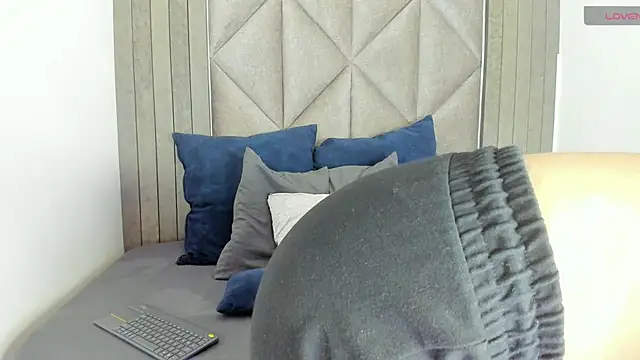 BriaConner  online show from 24, 2, 2025