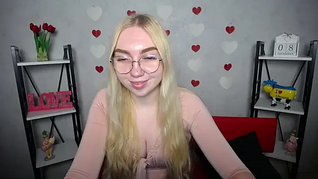 Snapshot of BeatriceFly chatting on 8, 12, 2024 BeatriceFly online show from 8, 12, 2024