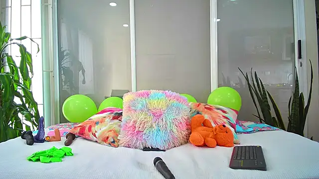 oriana thomson2 online show from 5, 3, 2025