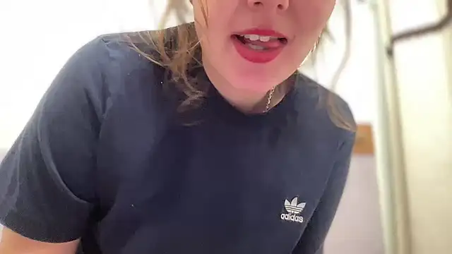 Snapshot of SkarlettRose96 chatting on 3, 10, 2025 SkarlettRose96 online show from 3, 10, 2025