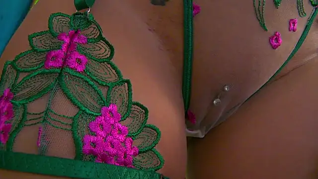 Snapshot of Foxxxy_MILF chatting on 8, 6, 2026 Foxxxy MILF online show from 8, 6, 2026