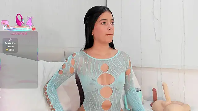 Isaa Queen online show from 1, 10, 2025