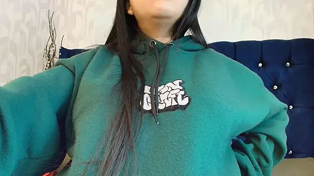 Snapshot of CarolineBrunx chatting on 8, 5, 2026 CarolineBrunx online show from 8, 5, 2026