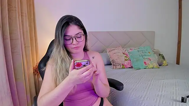 Snapshot of Lau_Bee chatting on 30, 12, 2024 Lau Bee online show from 30, 12, 2024