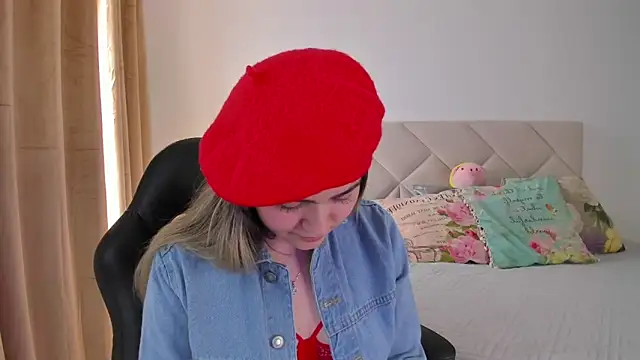 Snapshot of Lau_Bee chatting on 4, 1, 2025 Lau Bee online show from 4, 1, 2025