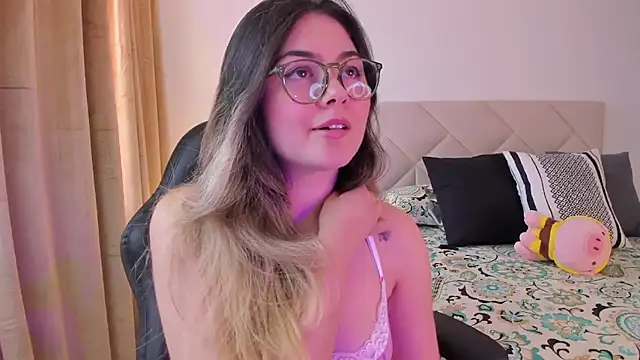 Snapshot of Lau_Bee chatting on 11, 1, 2025 Lau Bee online show from 11, 1, 2025