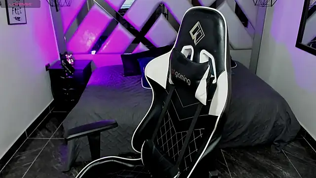 Nahomi-Hill online show from 30, 1, 2025