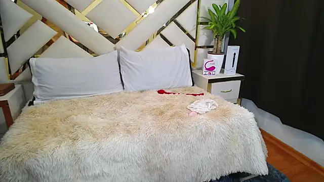 carolineamber  online show from 8, 12, 2024