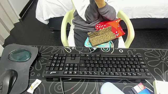 Abrillee1 online show from 1, 3, 2025