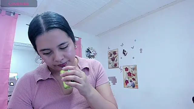 Snapshot of SophieWoods_ chatting on 20, 12, 2024 SophieWoods  online show from 20, 12, 2024