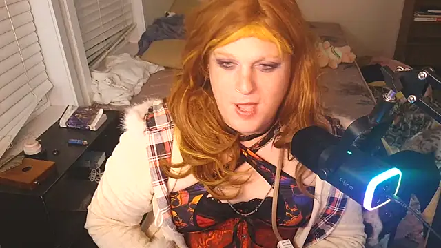 Snapshot of EmberLee chatting on 4, 10, 2025 EmberLee online show from 4, 10, 2025