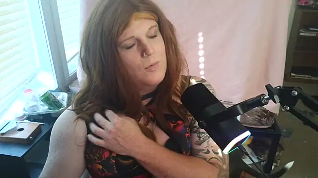 Snapshot of EmberLee chatting on 5, 10, 2025 EmberLee online show from 5, 10, 2025