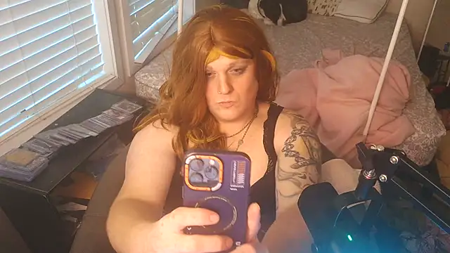 Snapshot of EmberLee chatting on 5, 12, 2025 EmberLee online show from 5, 12, 2025