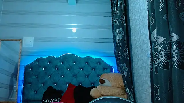 lily jamesx online show from 17, 3, 2025