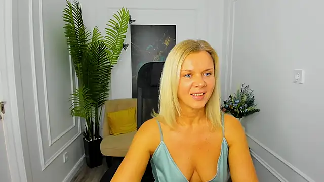 AgathaKlouin online show from 25, 11, 2025