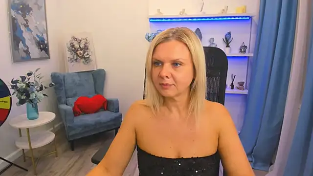 AgathaKlouin online show from 16, 4, 2026