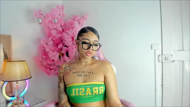 Snapshot of Mia_Jansen chatting on 4, 12, 2024 Mia Jansen online show from 4, 12, 2024