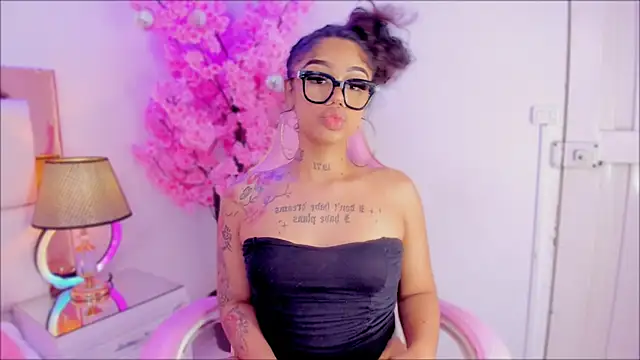 Snapshot of Mia_Jansen chatting on 6, 12, 2024 Mia Jansen online show from 6, 12, 2024