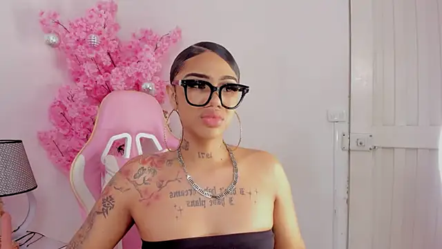 Snapshot of Mia_Jansen chatting on 12, 12, 2024 Mia Jansen online show from 12, 12, 2024