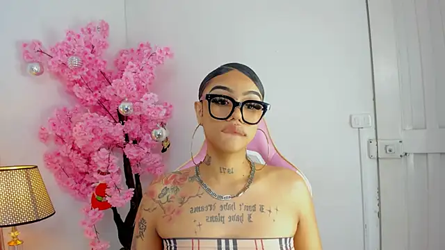 Snapshot of Mia_Jansen chatting on 21, 12, 2024 Mia Jansen online show from 21, 12, 2024