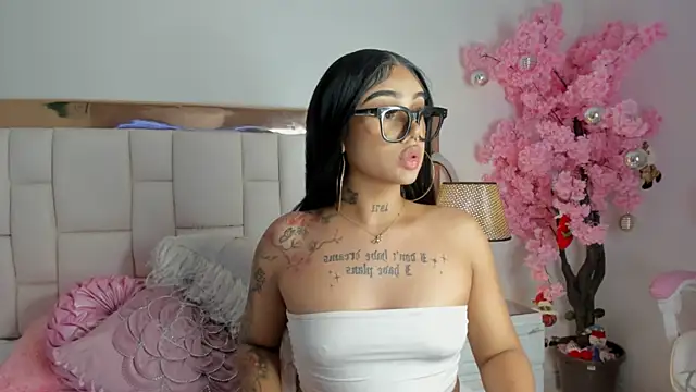 Snapshot of Mia_Jansen chatting on 24, 12, 2024 Mia Jansen online show from 24, 12, 2024