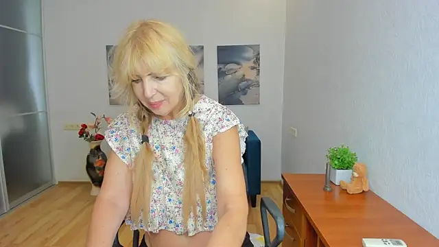 Snapshot of Anna_Diax chatting on 7, 7, 2026 Anna Diax online show from 7, 7, 2026
