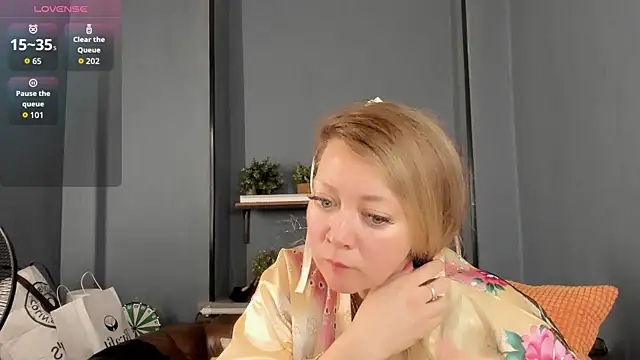 JesiaFoxi online show from 4, 12, 2025