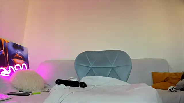 hornyemma   online show from 17, 12, 2024