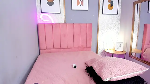 LARISSAEVANS online show from 25, 1, 2025