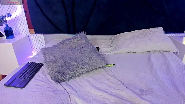 LARISSAEVANS online show from 1, 2, 2025