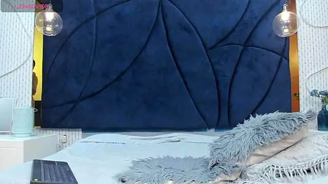 LARISSAEVANS online show from 5, 2, 2025