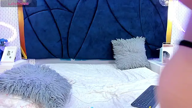 LARISSAEVANS online show from 3, 3, 2025