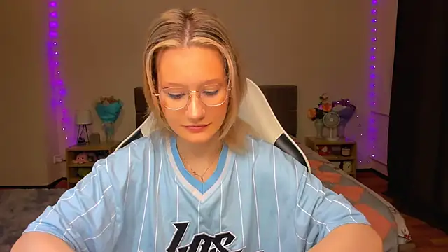 Snapshot of DearLia chatting on 10, 9, 2025 DearLia online show from 10, 9, 2025