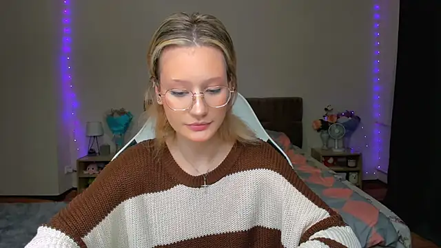 Snapshot of DearLia chatting on 12, 9, 2025 DearLia online show from 12, 9, 2025