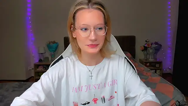 Snapshot of DearLia chatting on 13, 9, 2025 DearLia online show from 13, 9, 2025